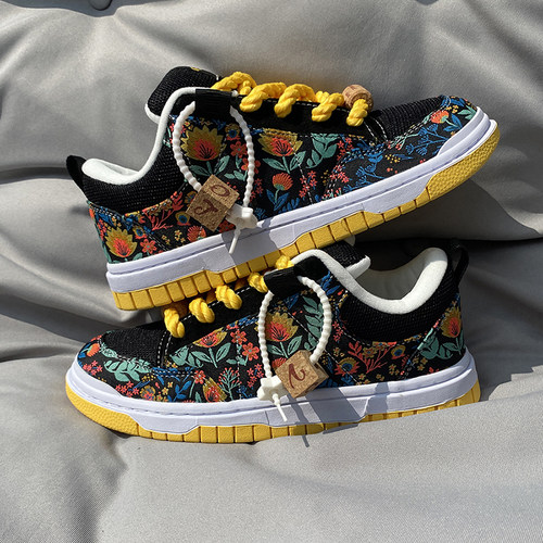 刺绣轻奢面包鞋情侣学生休闲板鞋