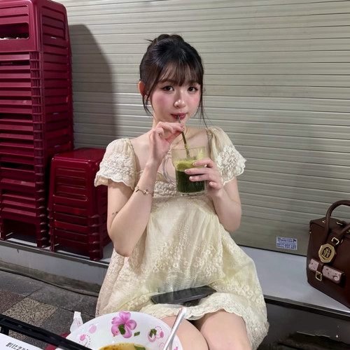 甜辣妹2026夏季新款法式复古蕾丝刺绣宽松泡泡袖气质甜美连衣裙