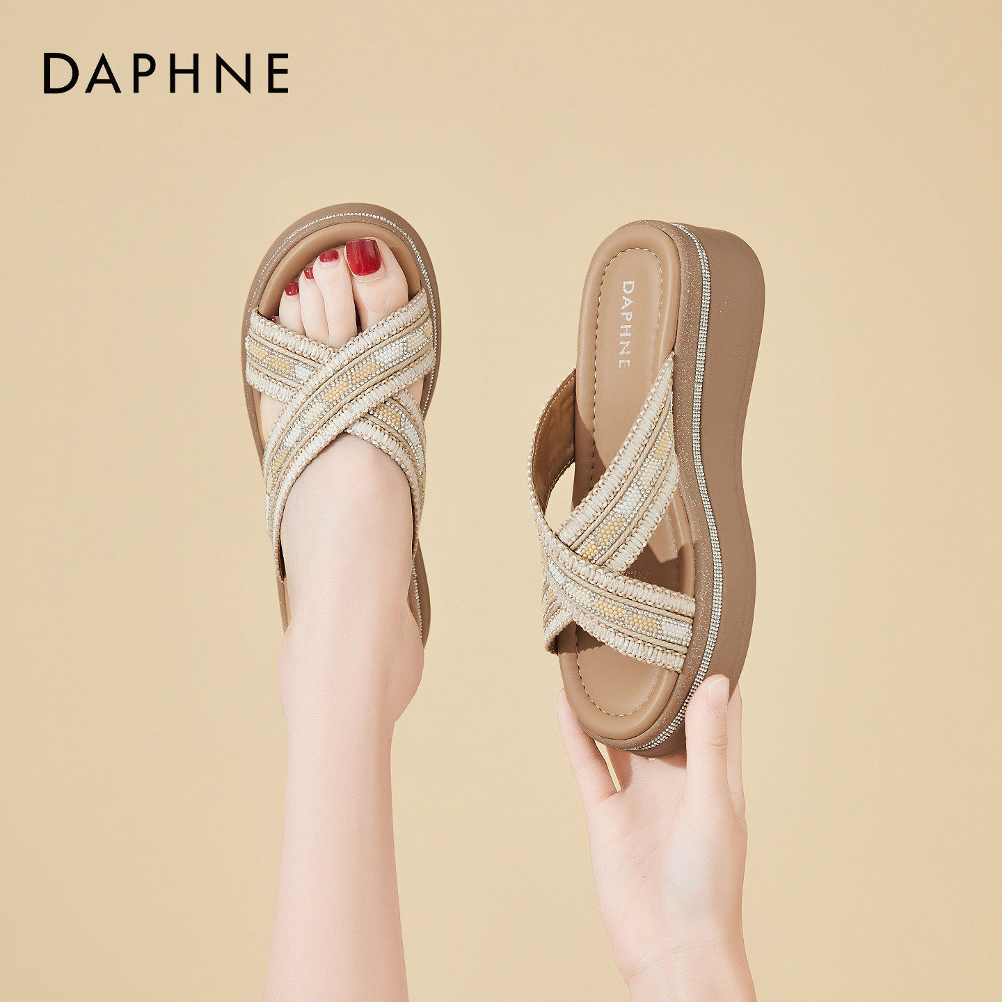 达芙妮水钻坡跟一字拖女款夏外穿2026新款厚底增高软底时尚凉拖鞋