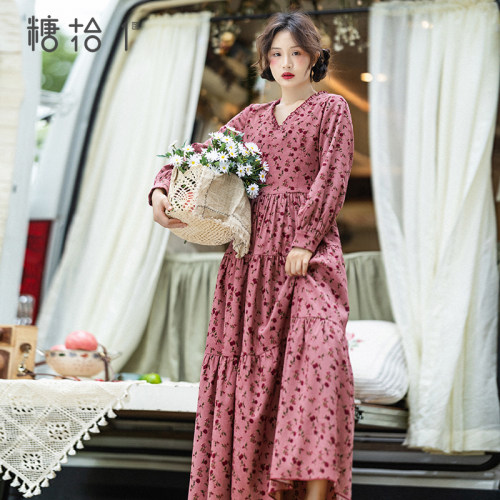 早秋灯芯绒V领长袖印花裙