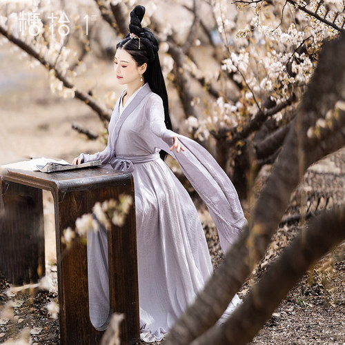 汉服V领套头大广袖长裙子
