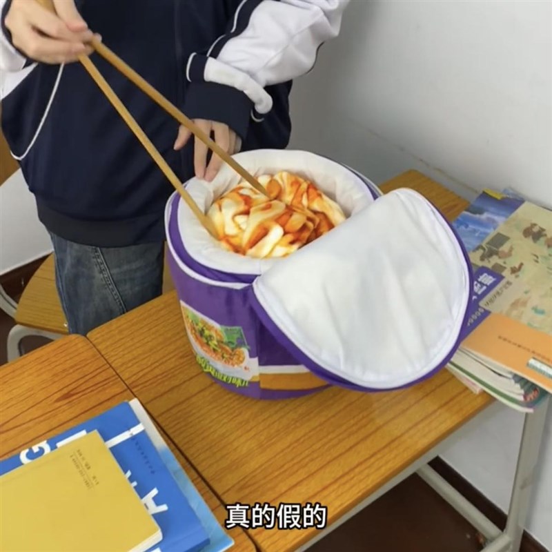 泡面桶抱枕真酸菜方便面毛毯y办公室二合一午睡毯创意空调被靠枕