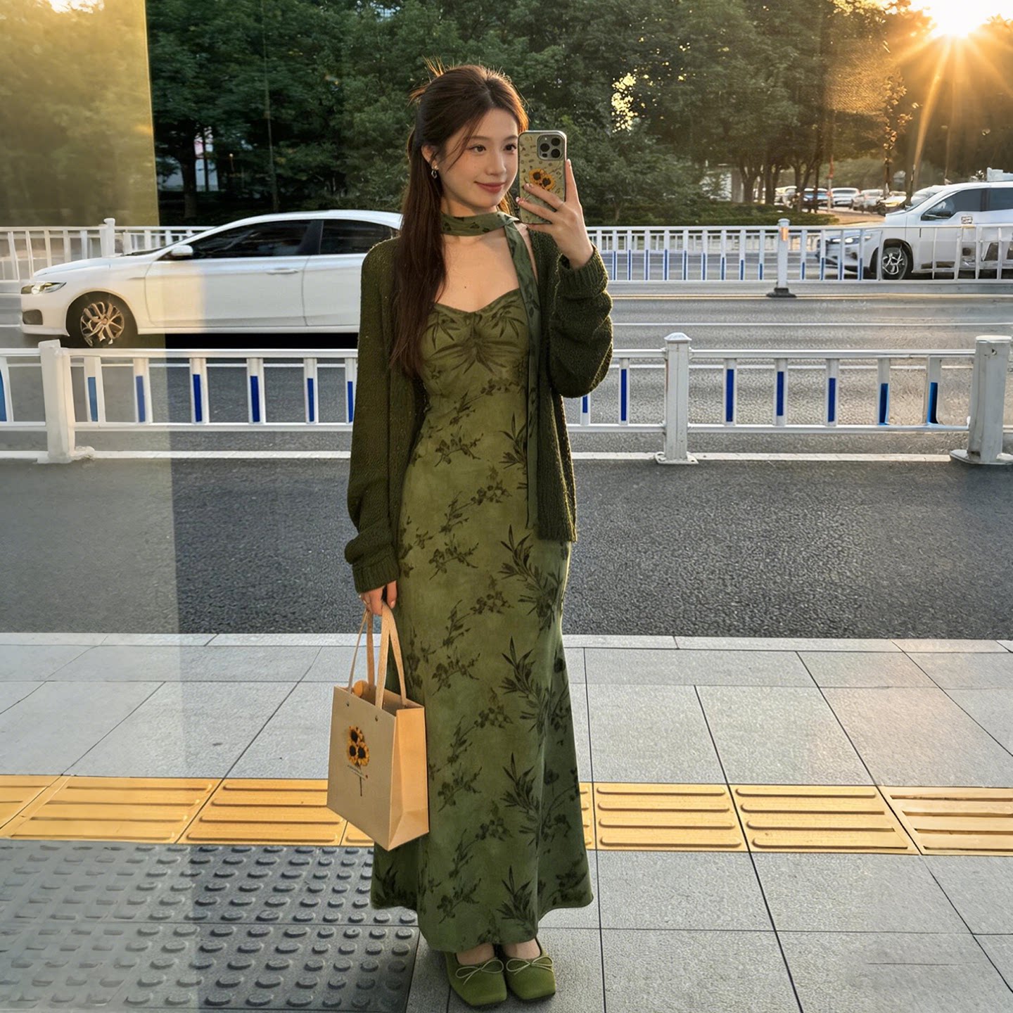 新中式高级感绿色碎花吊带连衣裙女巨好看性感气质显瘦套装长裙子