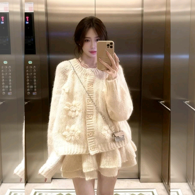 软糯加厚立体花设计短款蛋糕裙子秋冬季时尚减龄长袖针织连衣裙女