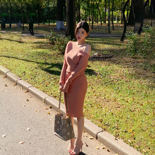 百搭收腰包臀裙女 针织连衣裙2025秋季 美式 甜辣性感风斜领露肩长袖