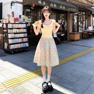 韩系多巴胺度假风穿搭碎花连衣裙女夏季2026新款巨好看套装中长裙