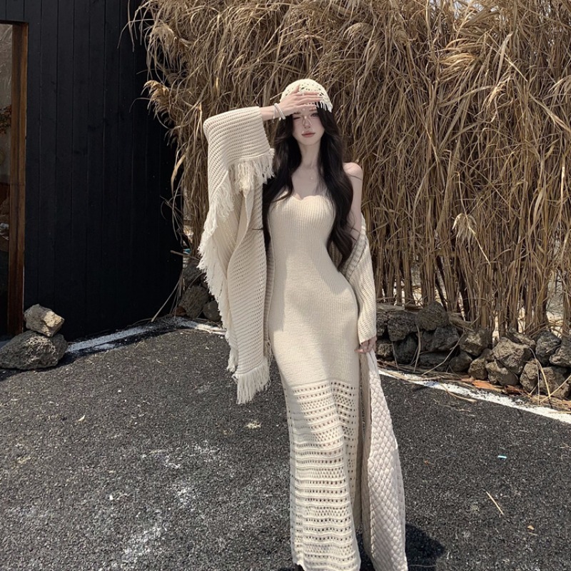 气质高级感针织镂空设计吊带裙女春秋度假风流苏披肩外搭修身套装