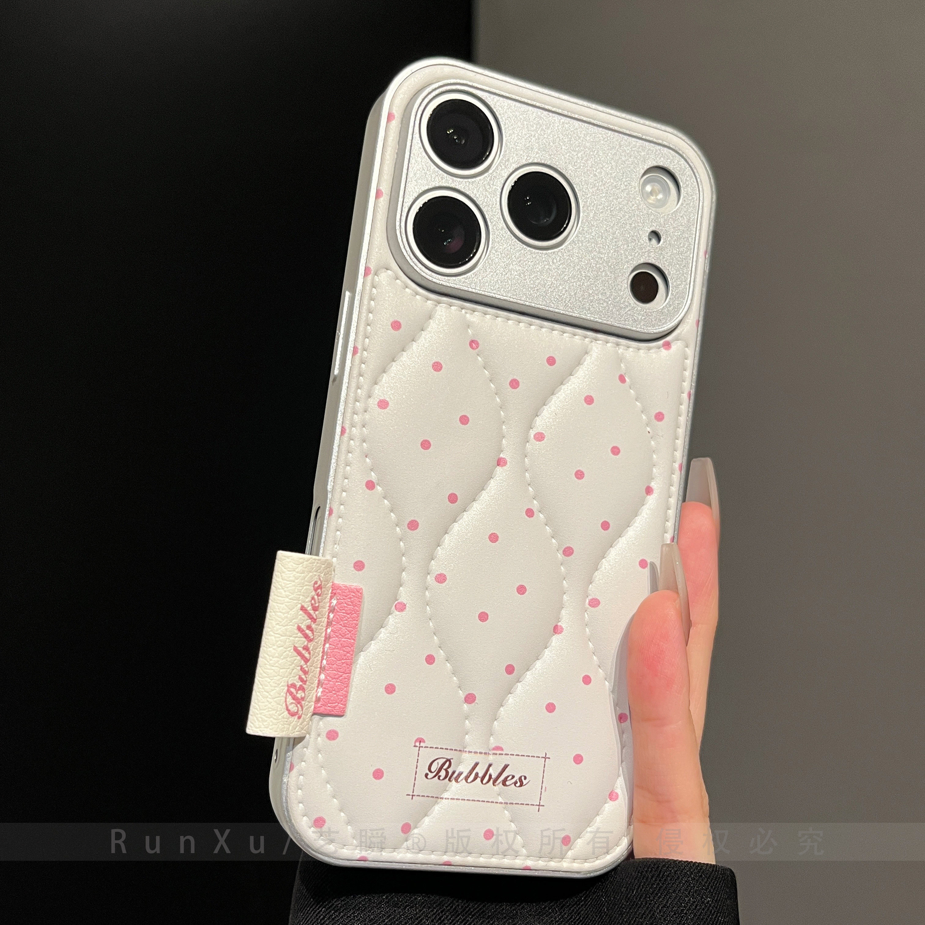 小清新ins极简风粉波点皮质鼓包羽绒服适用iPhone17Pro