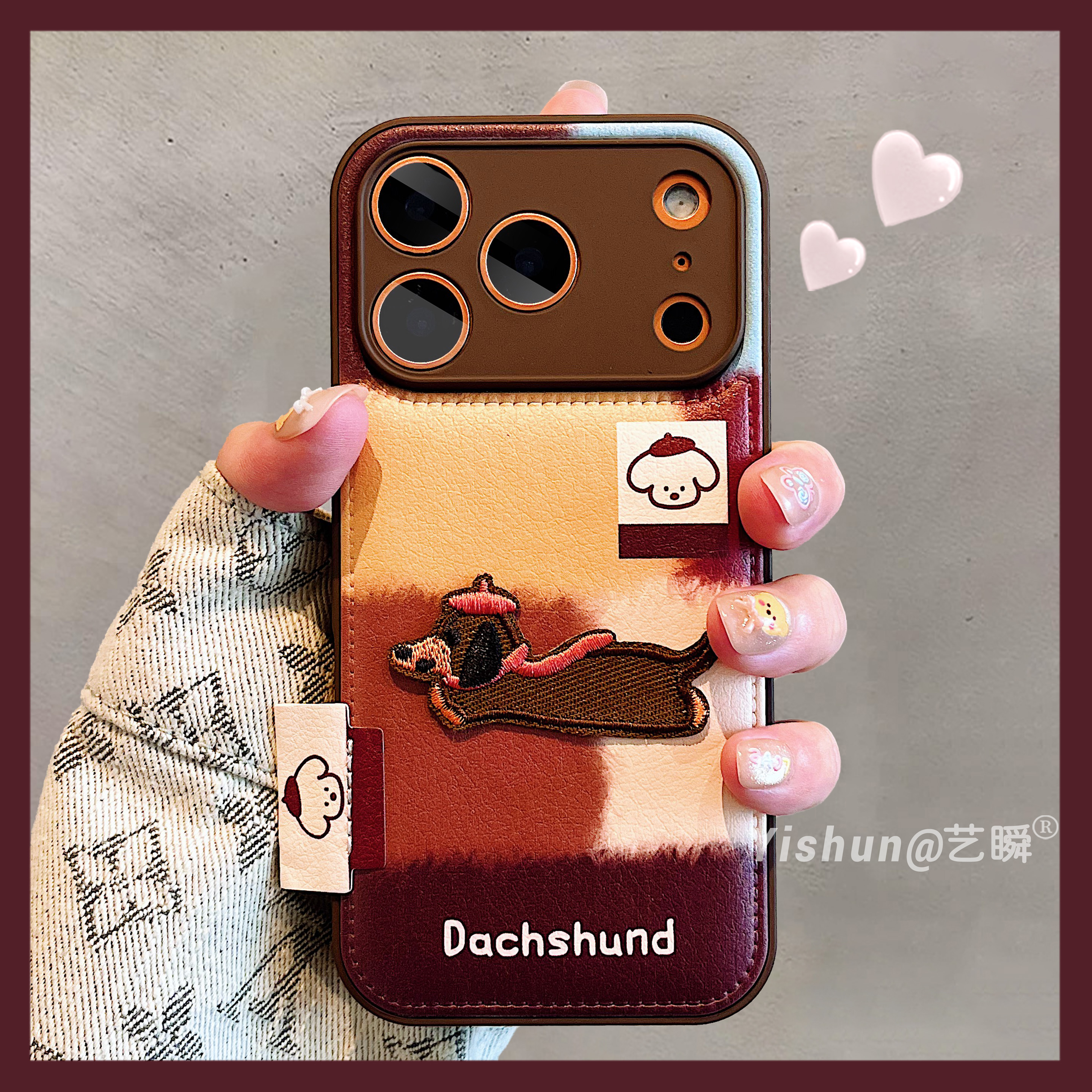 秋冬新款拼接刺绣奔跑腊肠狗适用iPhone17ProMax手机壳苹果16pro皮质鼓包ip13全包镜头15pro可爱14pm女保护套