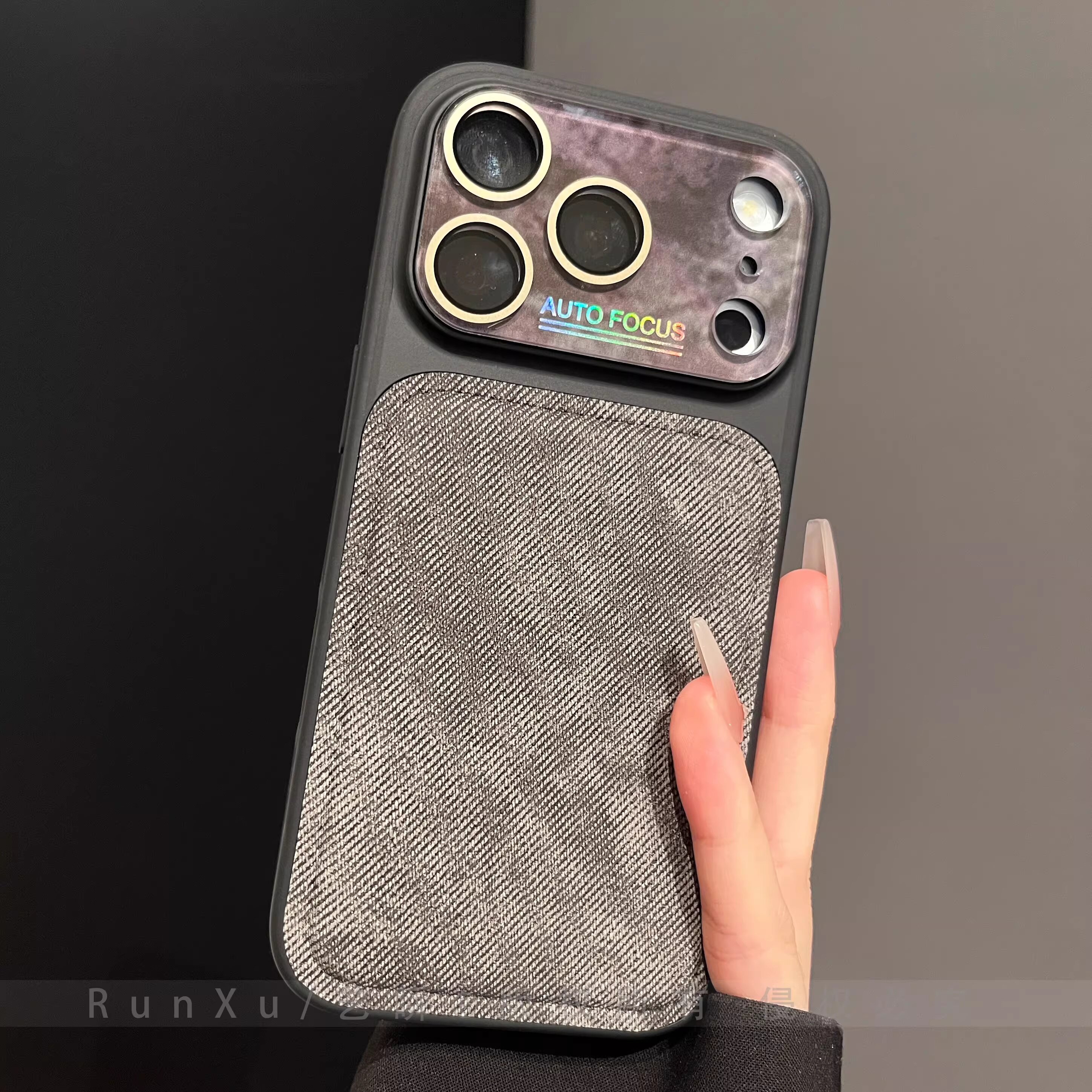 黑色鼓包牛仔布鎏金大视窗适用iPhone17ProMax手机壳新