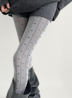 这个冬天被格雷系霸屏了~allgrey真的好绝 复古爱心连裤袜配靴子~