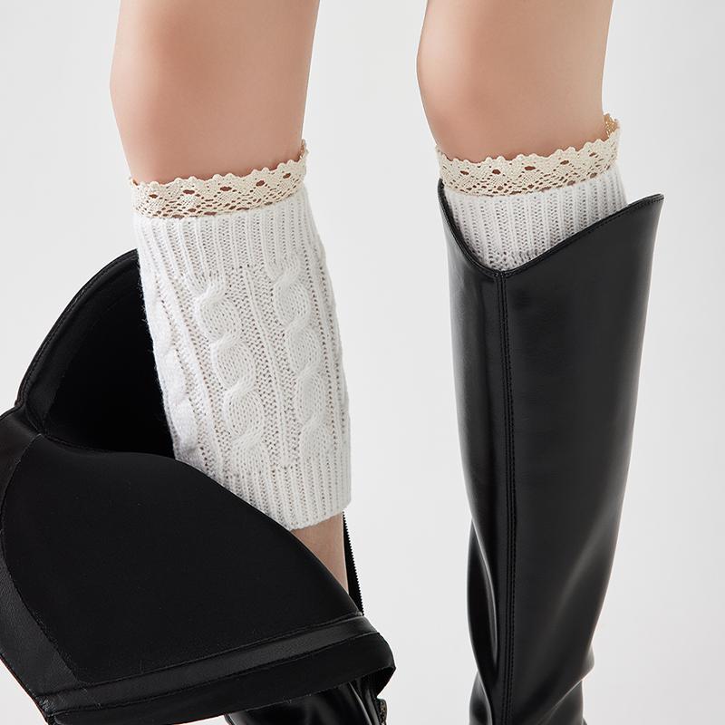 白色蕾丝长筒袜搭配靴子袜子堆堆