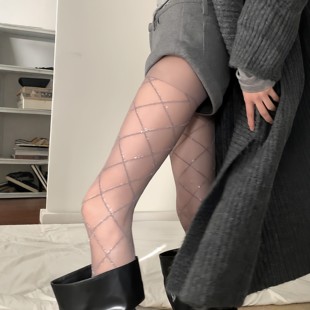 长靴直接封神 菱格丝袜配短裤 这也太辣了 会发光 辣妹出街小心机