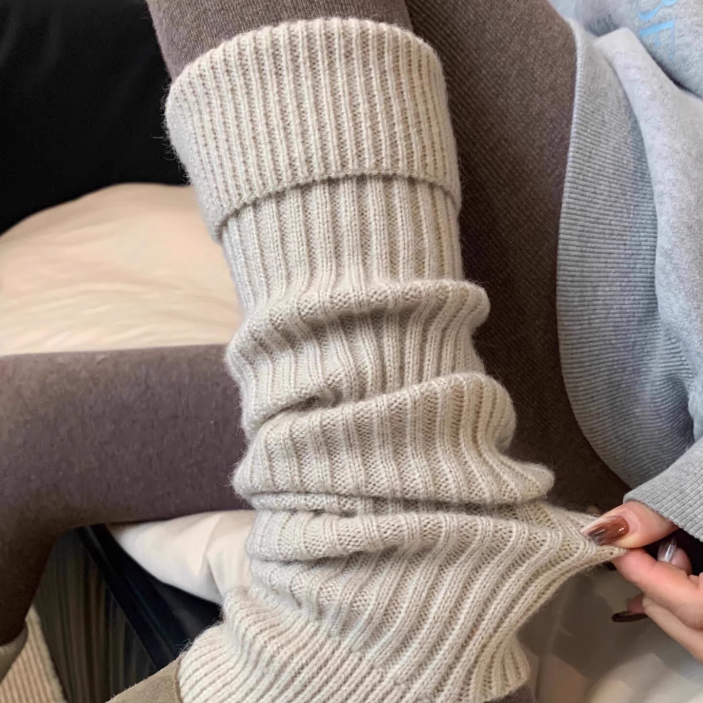 踩脚款山羊绒袜套好显瘦!秋季复古慵懒感奶呼呼燕麦咖搭配打底裤