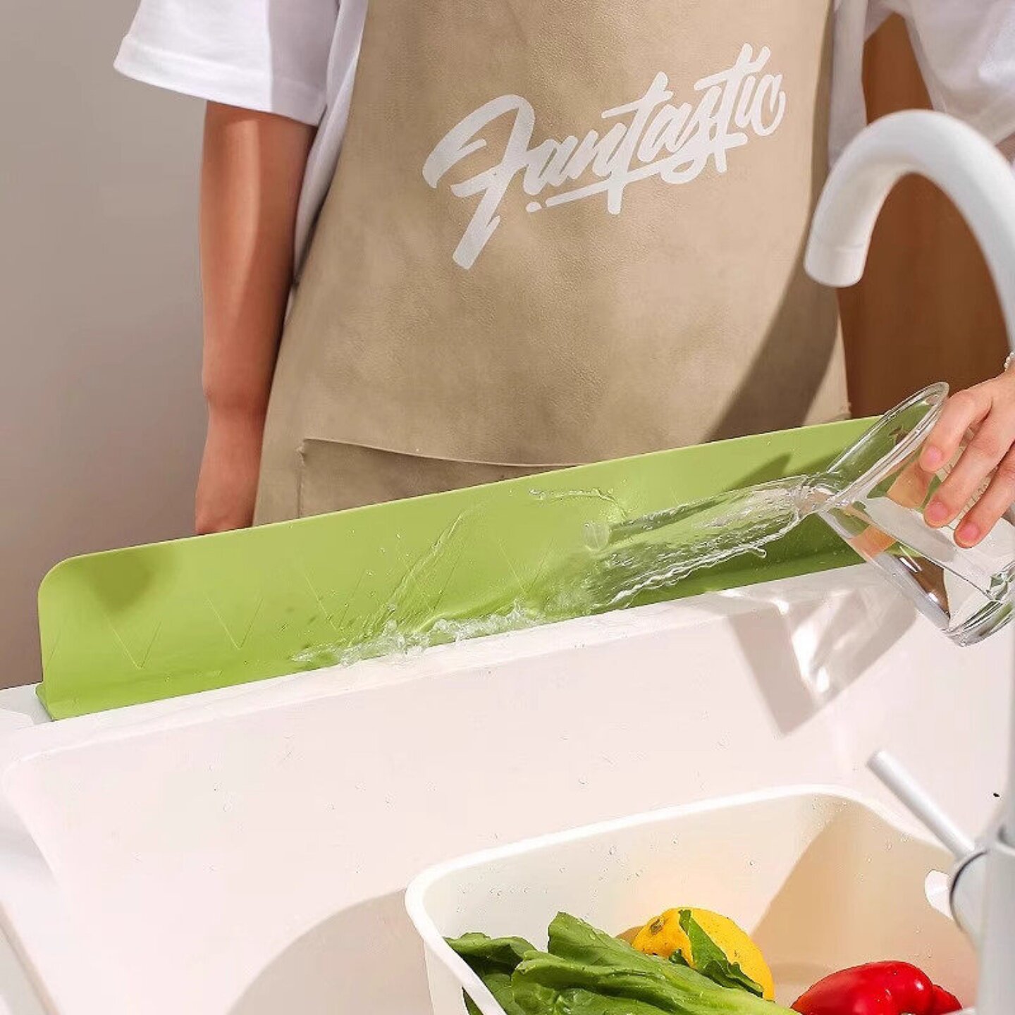 水槽挡水板家用厨房防溅水池洗手盆台面吸盘加高通用挡水设计