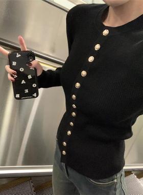 黑色高级感金属扣长袖针织衫女秋冬季新款软糯修身显瘦内搭打底衫