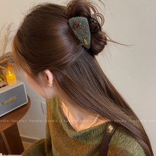 秋冬高级感草莓毛毡头发抓夹女毛绒发夹中号气质半扎发鲨鱼夹头饰
