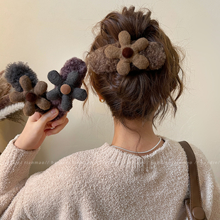 毛绒花朵发夹一字夹女2025新款高端抓夹鸭嘴夹扭扭夹后脑勺鲨鱼夹
