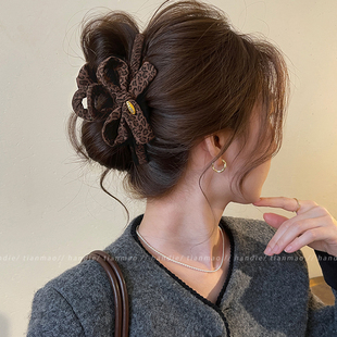 复古高级感豹纹蝴蝶结抓夹女2025新款冬鲨鱼夹发夹大号后脑勺发饰