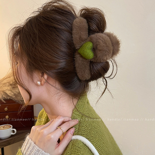 韩系爱心毛绒头发抓夹女款 秋冬高级感发夹气质森系鲨鱼夹大号头饰