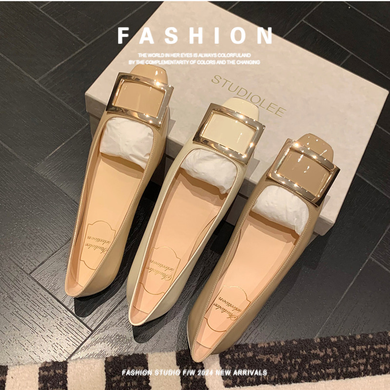 王小毒时尚清风与鹿●R方扣V粗跟单鞋女新款真皮亮面通勤高跟鞋