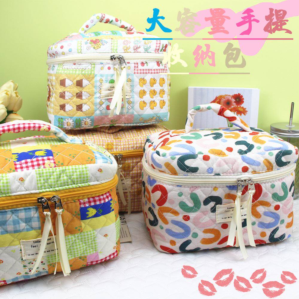 2025新款印花手提大容量化妆包护肤品收纳包便携绗缝手提包