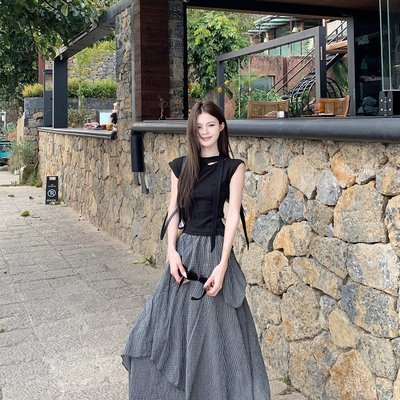 实拍实价 小心机飘带圆领小众上衣+黑色格子不规则蛋糕半身裙套装
