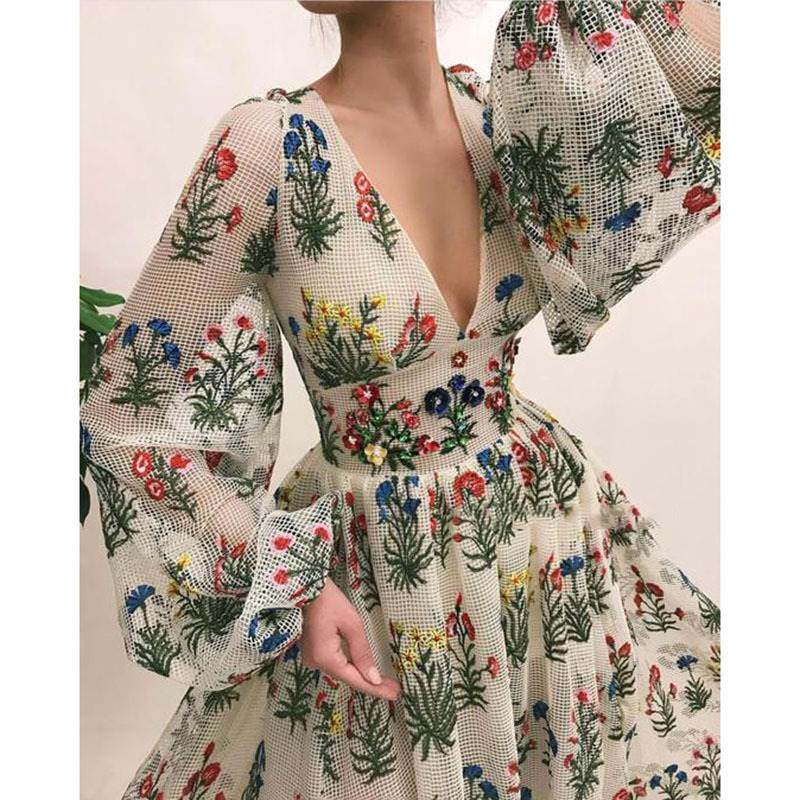 Embroidered dress 轻欧美刺绣镂空度假风秋款连衣裙设计感茶歇裙