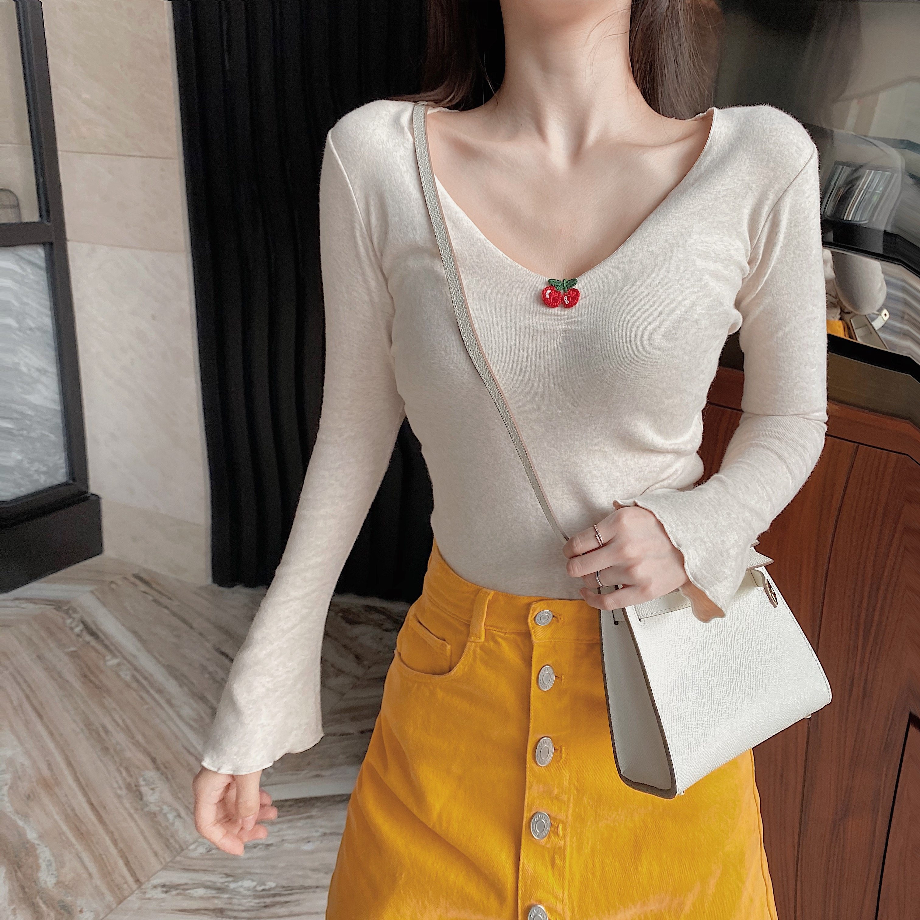 森丽顿秋装新款韩版V领樱桃刺绣长袖T恤百搭修身短款打底衫上衣女