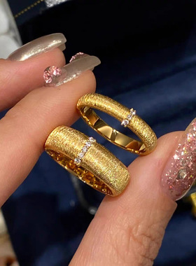 黄金色绸缎点钻戒指拉丝