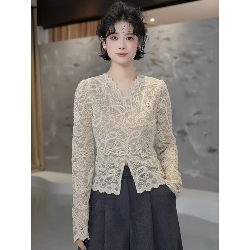 韩式温柔风V领蕾丝衫女春秋欧货长袖修身镂空气质减龄打底衫上衣