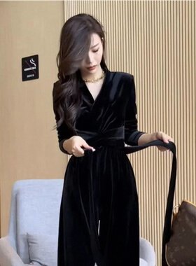 黑色V领金丝绒连体裤女士春秋季欧货名媛收腰高级感西装连衣套装