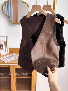 咖色PU皮V领马甲背心女秋冬欧货单排扣高级感叠穿短款坎肩外套