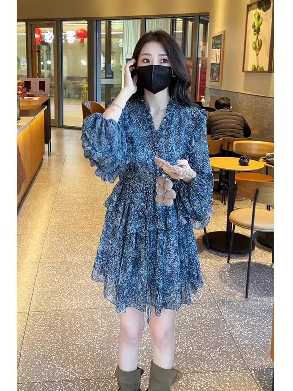 茶歇法式蓝色碎花连衣裙子女春夏季欧货气质高级感海边度假短裙子
