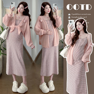 孕妇连衣服套装春秋2026新款纯欲风条纹吊带连衣裙针织开衫两件套
