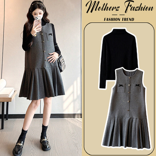 孕妇连衣裙灰色套装秋冬2026新款时尚潮妈小个子百褶背心裙两件套