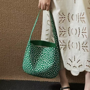 韩国轻奢高级小众不撞款包包女款腋下包小个子梅花水桶包真皮女包