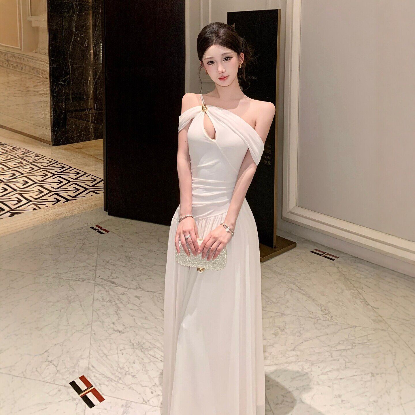 专柜设计感高级感气质一字肩收腰修身吊带长裙独特超好看的连衣裙