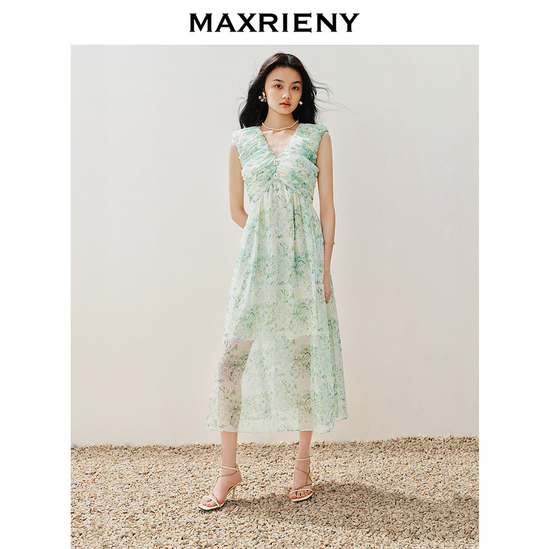 高腰大摆剪裁 、层叠抽褶设计、钉珠装饰