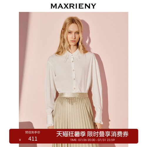 金属纽扣点缀衣身
