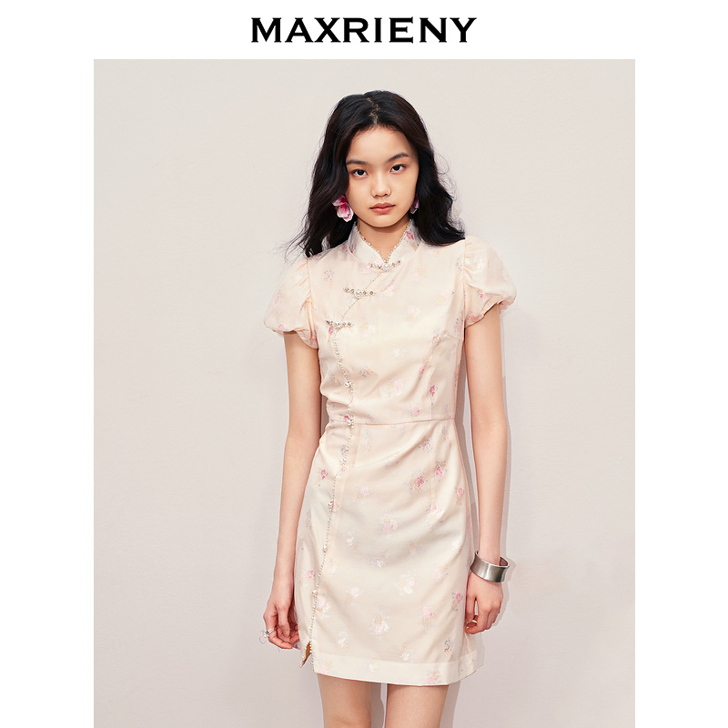 小截短泡泡袖	小花提花面料	手工珍珠盘扣