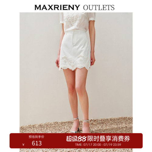 蕾丝拼接设计	精致钉珠刺绣	宫廷浮雕扣