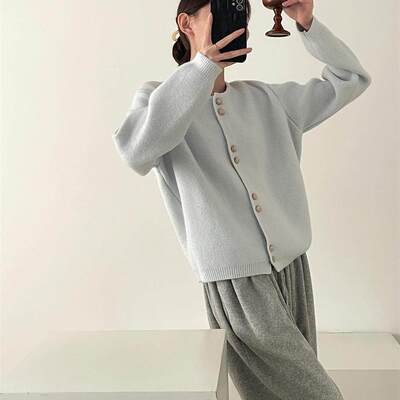 水蓝色圆领长袖开衫毛衣