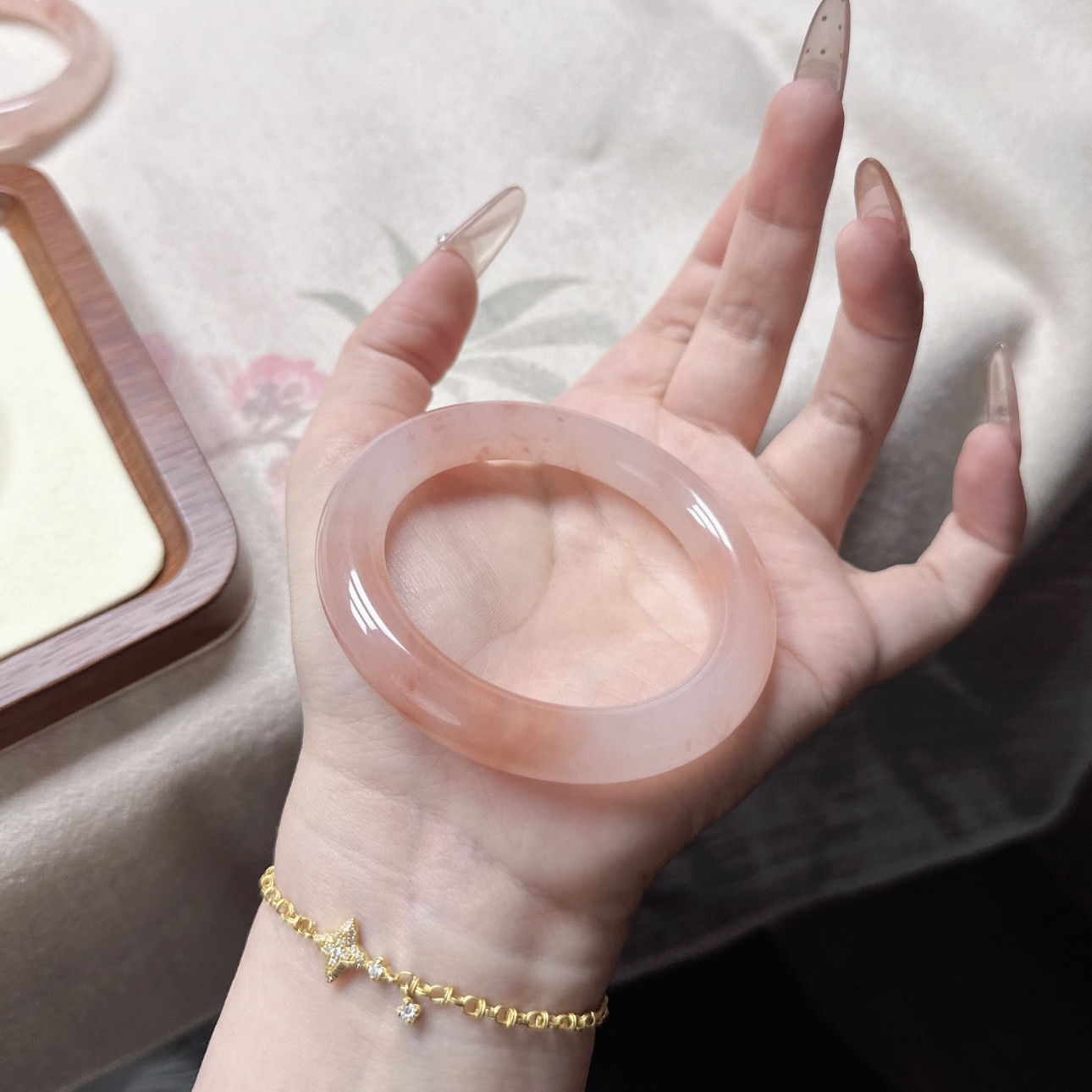 纯天然桃花酿手镯粉色金丝玉石圆条镯子女佘太翠樱花粉玉镯送礼物