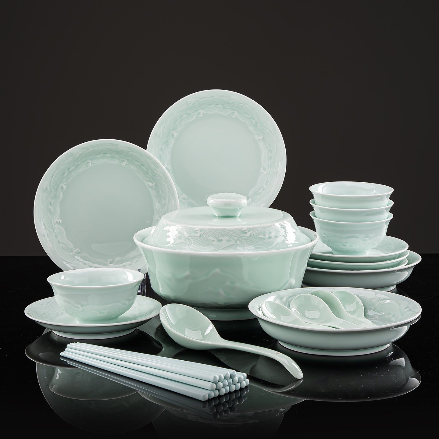 2026新中式景德镇碗碟套装家用高温釉下彩青瓷浮雕高颜值餐具套装