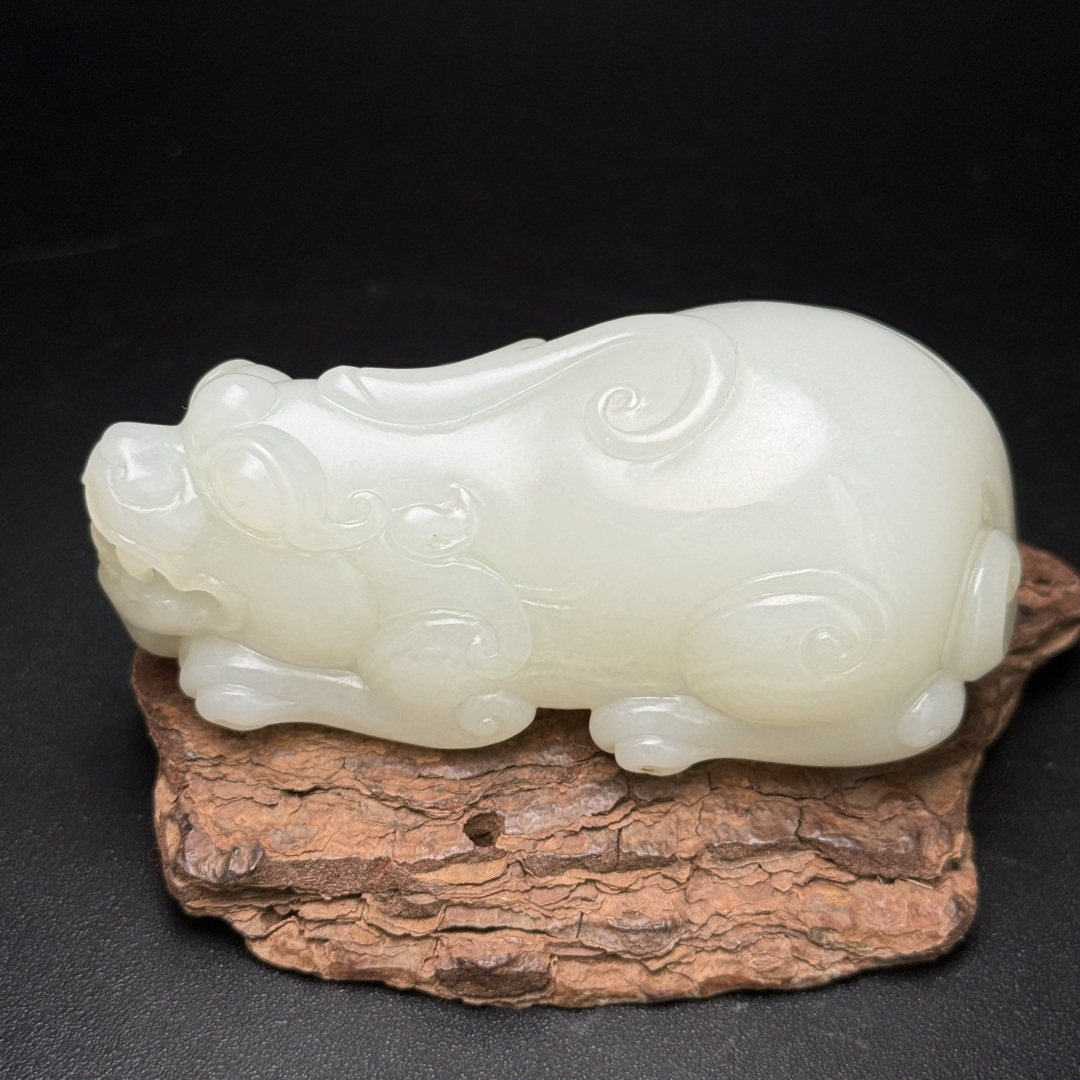 和田白玉苏工精雕貔貅把玩件