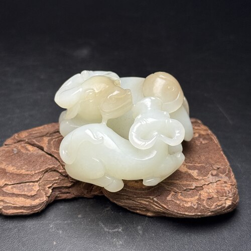 和田玉且末糖白双牛圆雕把玩件