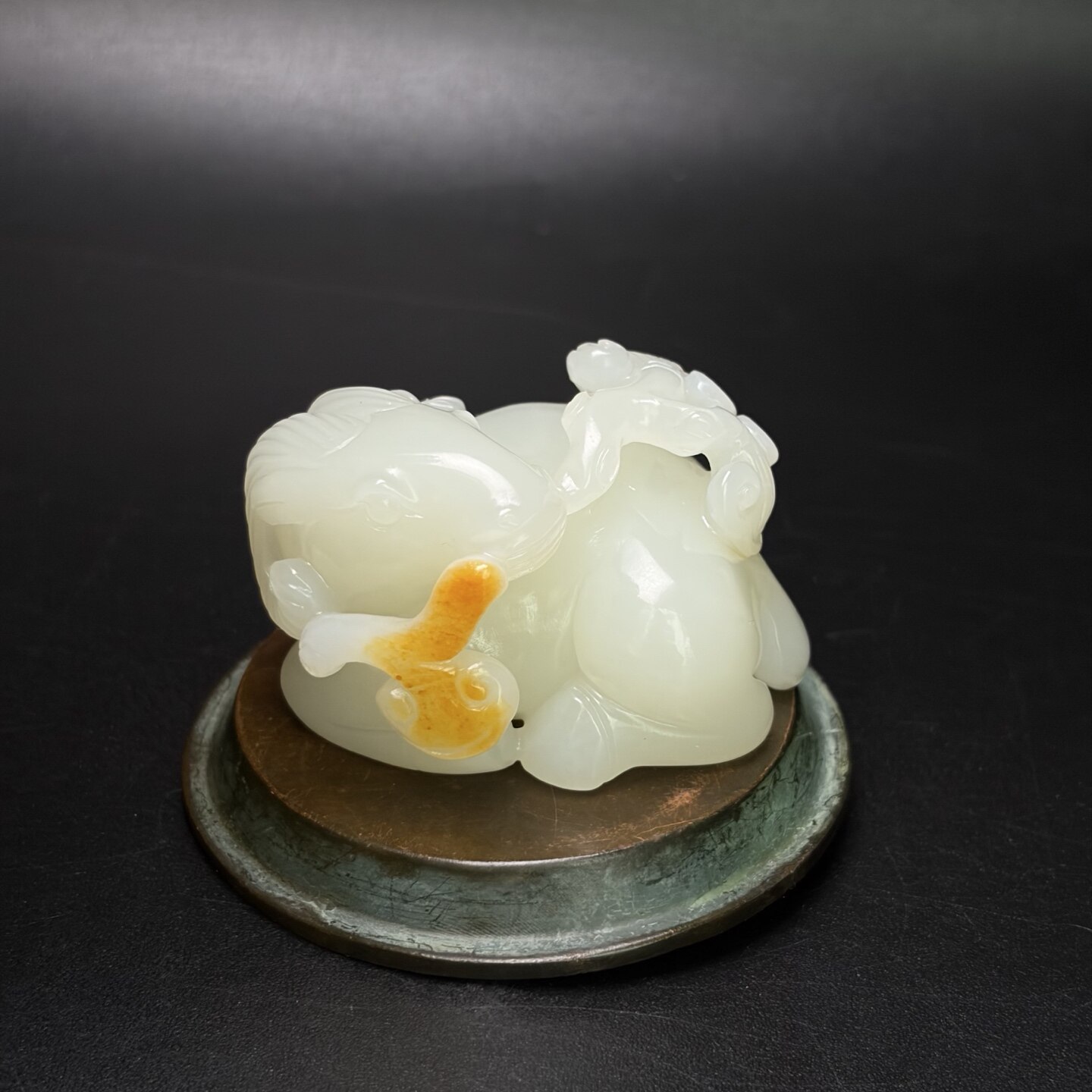 收藏级和田玉羊衔灵芝把件油润