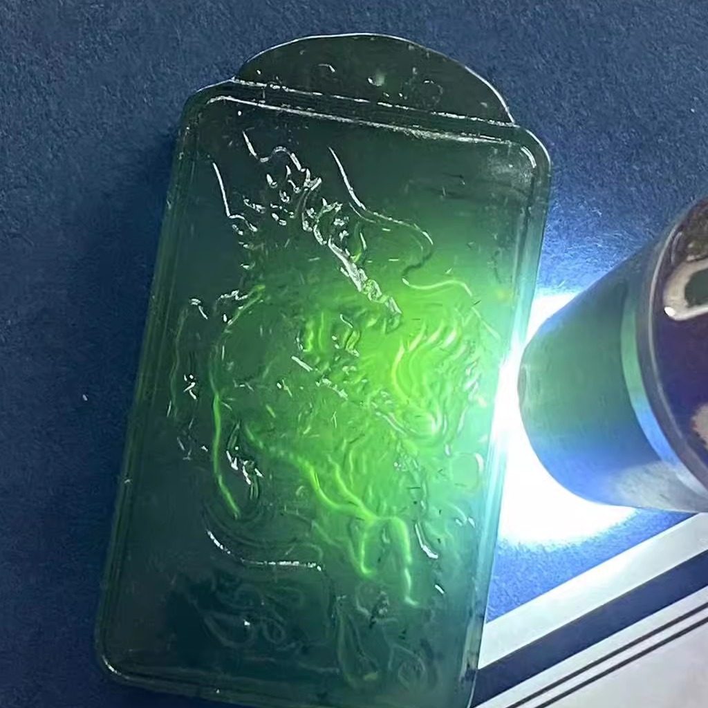 泰山玉碧玉翡翠玉色优质款玉麒麟吊坠，长50mm宽29mm厚7.5mm
