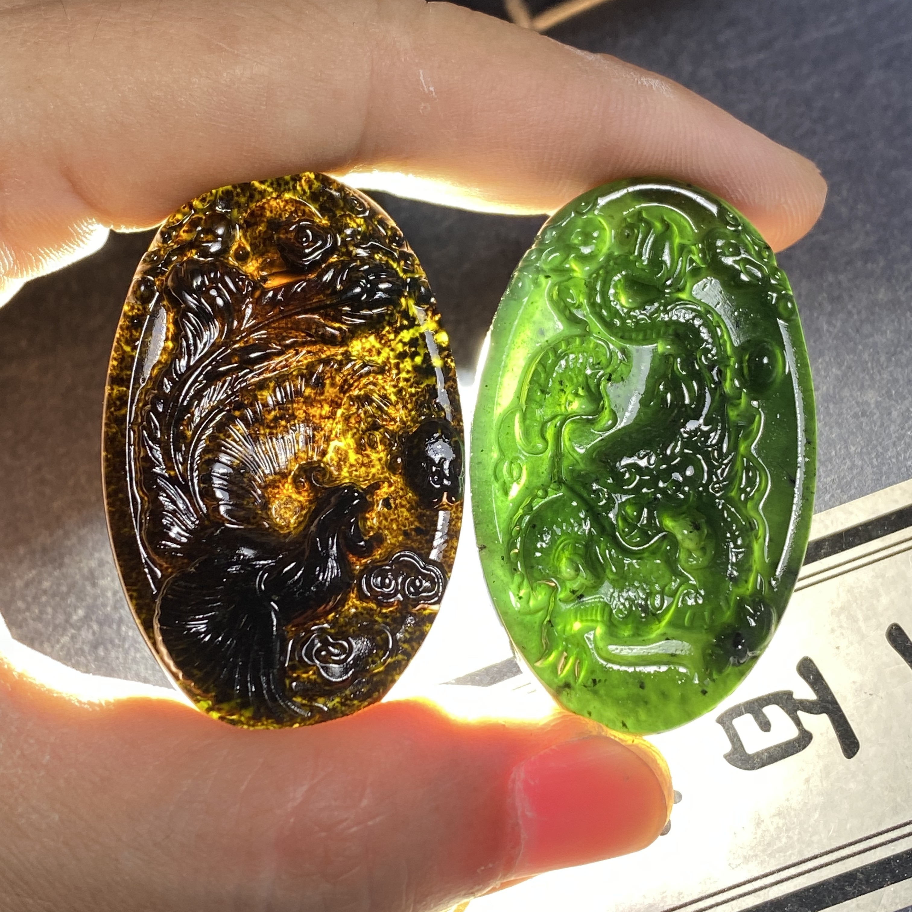 泰山玉碧玉翡翠色玉石龙凤对牌吊坠两个，长50mm宽30mm厚7mm左右